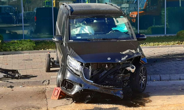 Brutális baleset, rommá tört a Mercedes kisbusz és egy hajszálon múlt, hogy nem az irodaházba csapódva állt meg