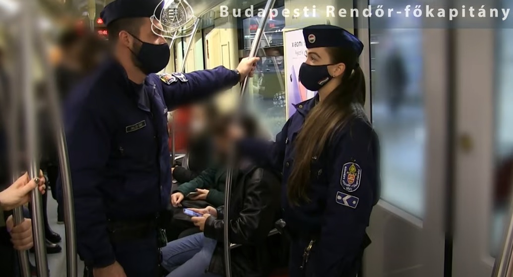 Most a 4-es metrón razziáztak a budapesti zsaruk: négy embert elő is állítottak – Videó