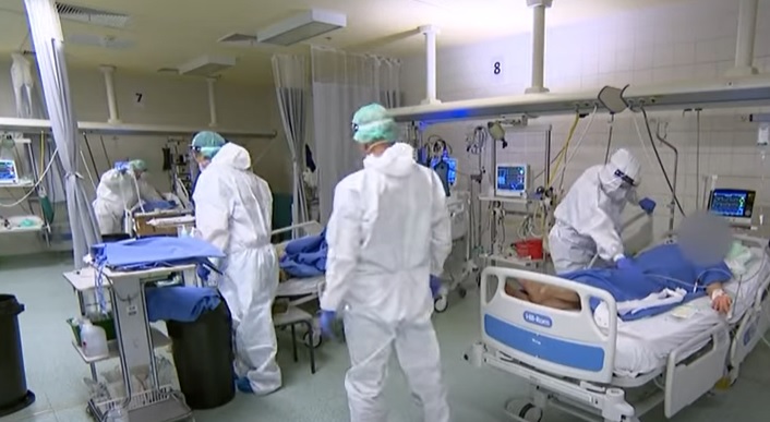 Felmentette a bíróság azt a kínai férfit, aki sebészollóval, 80-szor sebesítette meg a lélegeztetőgépen lévő betegtársát a Honvédkórházban
