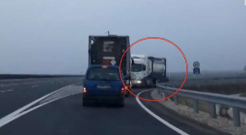 Veszélyes anyagot szállító kamion ment szemben a forgalommal az autópályán – Videón a döbbenetes pillanatok