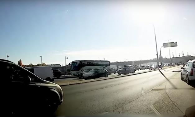 Videón, ahogy a rendőrök kiintenek egy piroson átrongyoló autóst a Margit hídnál