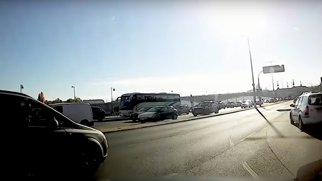 Videón, ahogy a rendőrök kiintenek egy piroson átrongyoló autóst a Margit hídnál