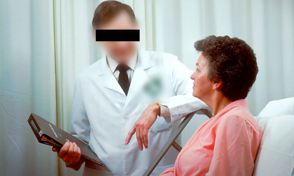 „Nem szabad egyedül hagyni női páciensekkel, mert tapogatja őket” – állítják a molesztáló háziorvos munkatársai