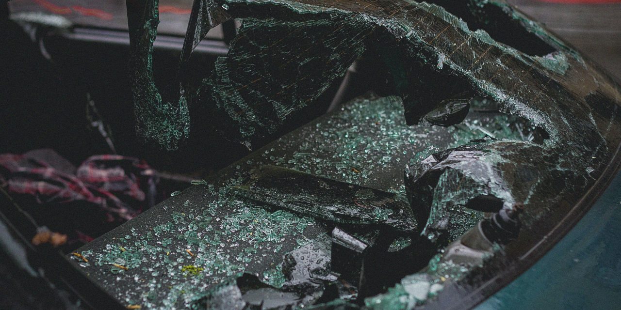 Tragédia nagypénteken: letért az útról majd árokba borult egy autós az 1-es főúton, a sofőr azonnal szörnyethalt