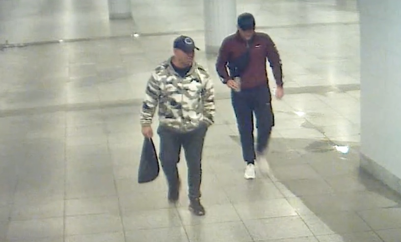 Ezt a két férfit keresi most a rendőrség: besurrantak egy lakóházba a 16. kerületben, lenyúltak pár pénztárcát, majd vásárolgatni kezdtek a lopott bankkártyával – Videó