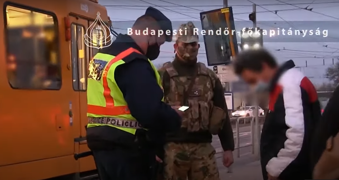 Fegyveres katonák razziáztak a budapesti villamosokon, senki sem menekülhetett