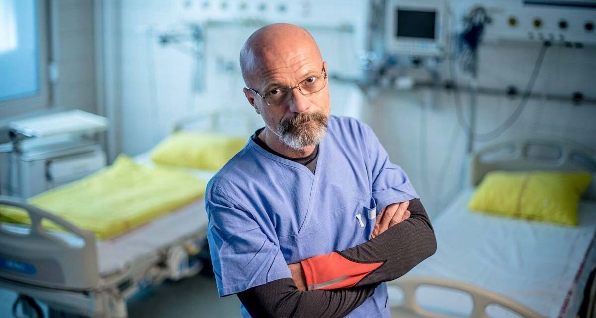 „Az a leggazdaságosabb egy kórháznak, ha minden sürgősségi beteg meghal egy órával később” – Kifakadt a kórházi finanszírozás problémáiról Zacher Gábor