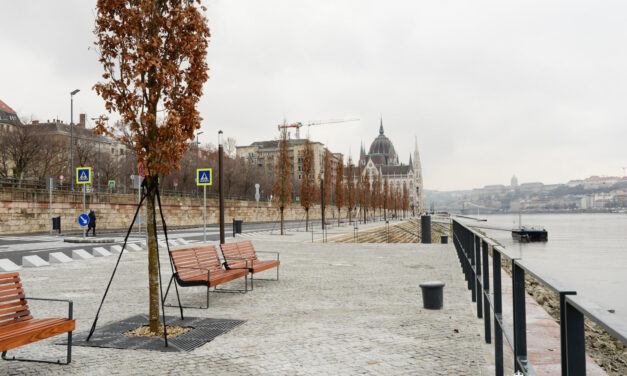 BKK: teljesen megújult és gyalogosbarát lett a pesti Duna-part belvárosi szakasza – Hétfőtől birtokba is lehet venni, bár az autósok egyelőre nem mehetnek erre