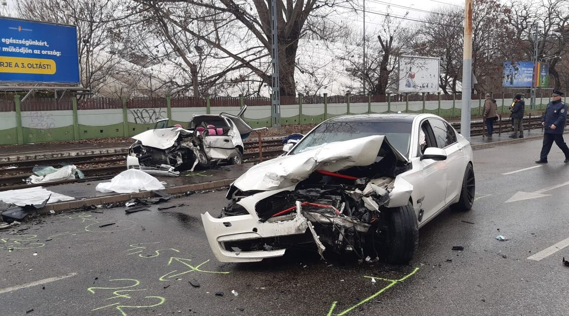 Sokkoló fotók érkeztek a Soroksári úti balesetről: A BMW teljesen letarolta a Daewoo Kalost, a 47 éves nőnek esélye sem volt