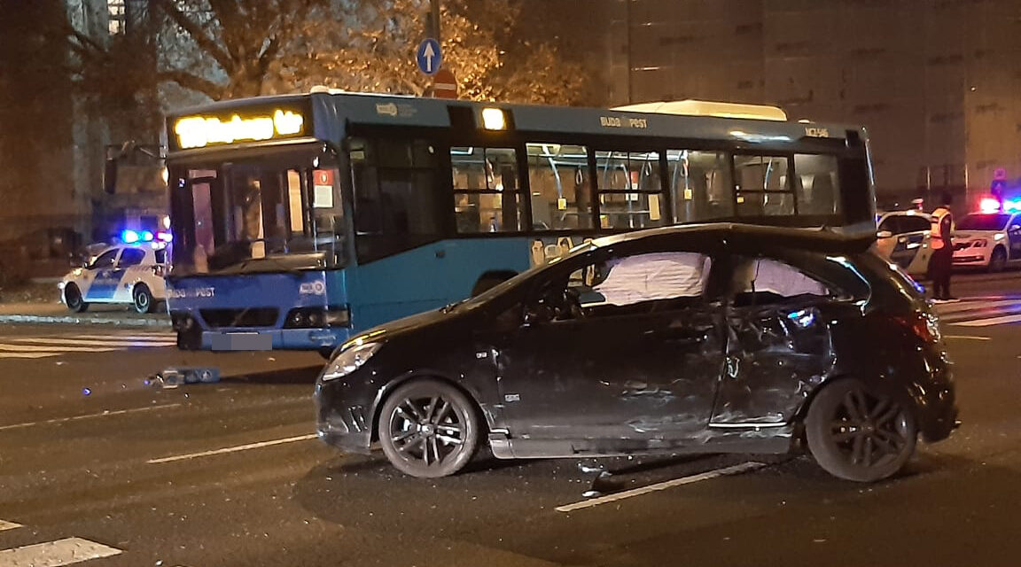 Csúnya baleset az Andrássyn: piroson hajtott át a 178-as busz, hiába taposott a sofőr a fékbe, telibe csapódott egy Opel oldalába – Fotók a helyszínről