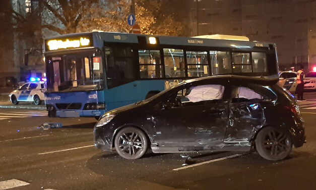 Csúnya baleset az Andrássyn: piroson hajtott át a 178-as busz, hiába taposott a sofőr a fékbe, telibe csapódott egy Opel oldalába – Fotók a helyszínről
