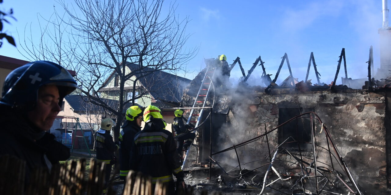 Kigyulladt egy ház a 18. kerületben, egy gázpalack is felrobbant: Az egyik ott lakó okozhatta a tüzet – Fotók a helyszínről