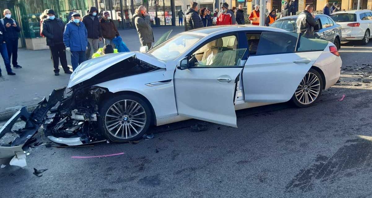 Borzalmas baleset Újpesten: A BMW-s ész nélkül áthajtott a piroson, óriási rombolást csinált a kereszteződésben