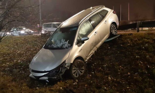 Árokba csapódott egy Toyota az M5-ös autópálya kivezető szakaszán, kiröbbant az összes légzsák a szép új autóban