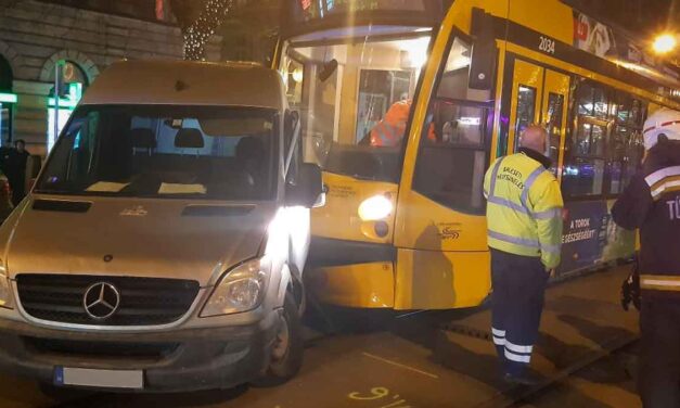 A levegőbe emelkedett a villamos eleje, óriási karambol történt a Nagykörúton, furgonnal ütközött a Combino