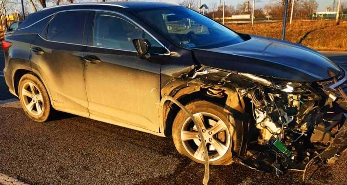 Tropára tört egy méregdrága Lexus eleje, a sofőr azt sem tudta hol van