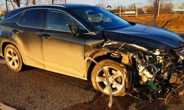 Tropára tört egy méregdrága Lexus eleje, a sofőr azt sem tudta hol van