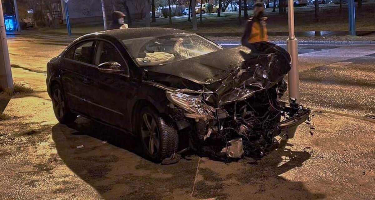 Fékezés nélkül hajtott át a kereszteződésen a Volkswagen, egy Mercedesbe csapódott