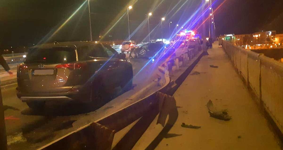 Tömegkarambol a Petőfi hídon: Ész nélkül száguldozott Audijával a fiatal srác, egymás után törtek össze az autók