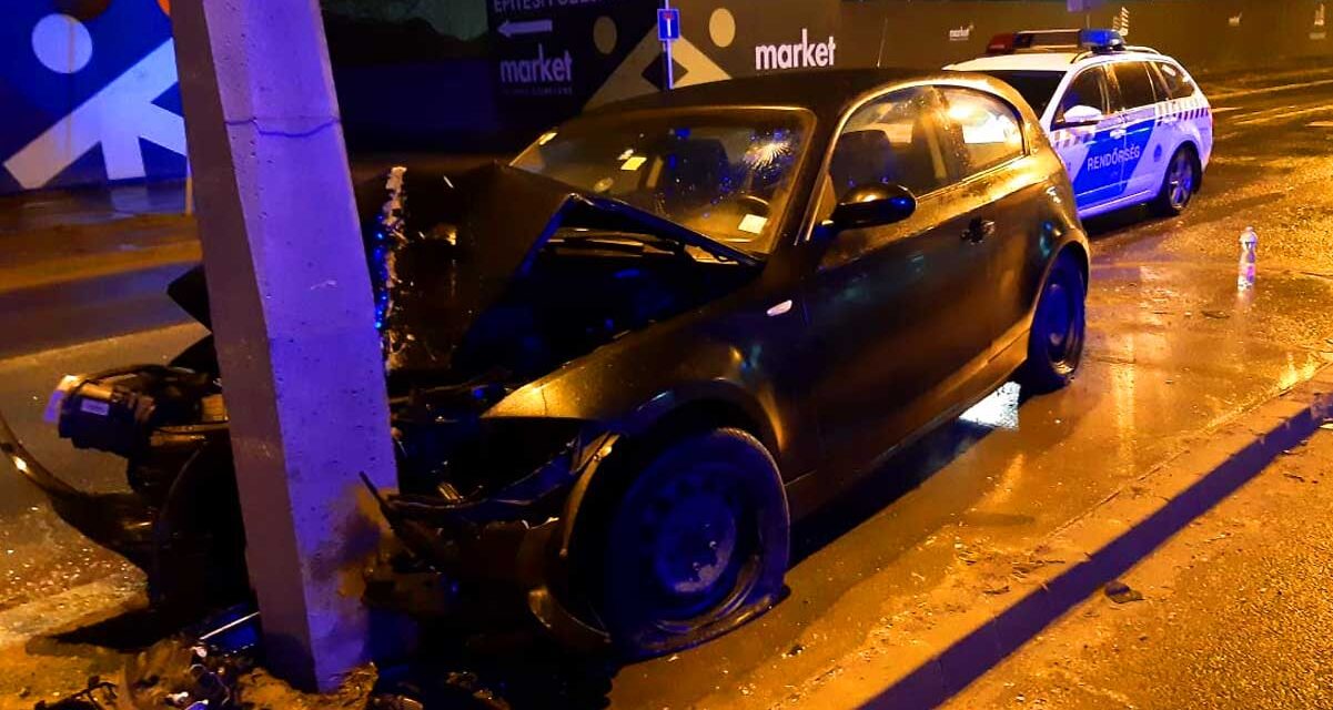Villanyoszlopnak csapódott a BMW, a benne ülő lányokat kórházba vitték, közben egy Renault tarolt a ferihegyi gyorsforgalmin