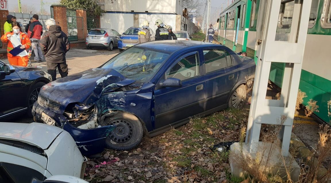 Parkoló autók közé csapódott egy Opel, miután HÉV-vel ütközött a Soroksári úton