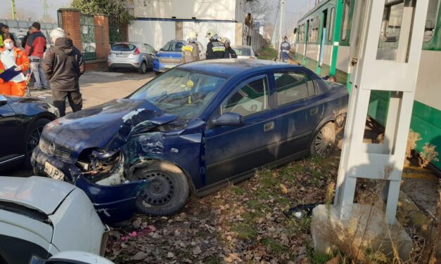 Parkoló autók közé csapódott egy Opel, miután HÉV-vel ütközött a Soroksári úton