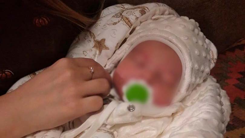 Köröznek egy öthónapos csecsemőt, miután édesanyja lemondott róla, a nevelőszülőktől pedig egy külföldi házaspár rabolhatta el