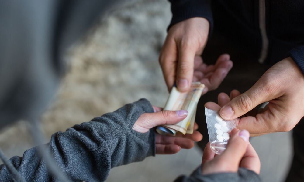 Elképesztő drogfogás Újpesten: a 67 éves férfi lakása tele volt kokainnal és még annál is több pénzzel