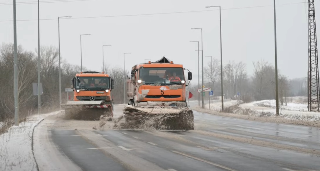 Kiadták a riasztást, jön az ónos eső és a havazás! Erre figyelmeztet most a Magyar Közút, egy videót is közzétettek