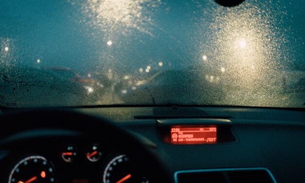 Balesetveszélyesek az utak: ónos eső zuhan az országra, havazásra is figyelmeztetnek – Pest megyére is riasztást adtak ki, ezt közölte a katasztrófavédelem