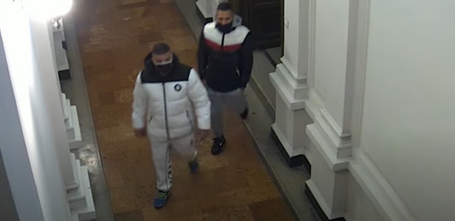 Az Andrássy úton surrant be ez a két férfi egy lakásba – Szép kis zsákmányt vittek magukkal, nagy erőkkel keresi őket a rendőrség – Videó is van róluk, Te láttad őket valahol?