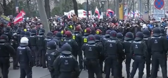 Illegális tüntetést tartottak oltásellenesek Berlinben, többeket meg is támadtak