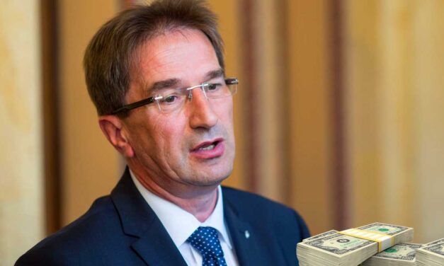 Házkutatást tartottak a korrupcióval gyanúsított Völner Pálnál – A balhék miatt lemondott miniszterhelyettest ki is hallgatták, mindent tagad
