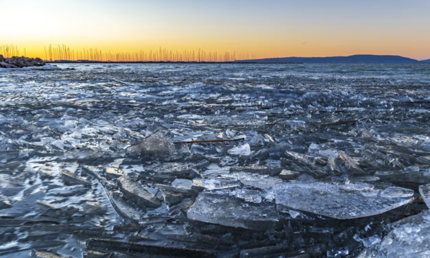Lecsapott a tomboló vihar a Balatonra is – Látványos fotókon a tó felszínén összetorlódott jég