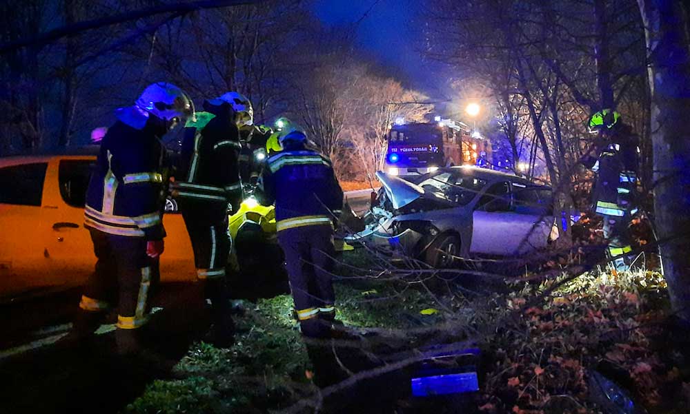 Drámai balesetek: vonatgázolás, frontális karambol, házfalnak csapódott autó – tragédiákkal érkezett a hidegfront Budapest környékére