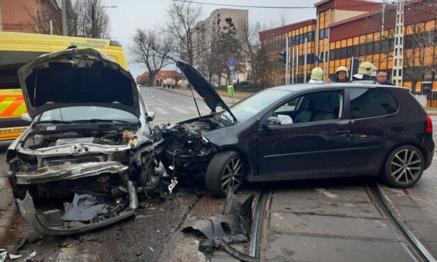Friss jogsival és kölcsönkapott VW Golffal karambolozott a srác, szirénázó mentő vitte el a sérültet – Képek