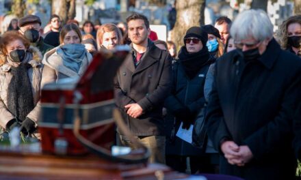 Drámai pillanatok Babicsek Bernát temetésén – Pokorny Lia képtelen volt végignézni a sírba helyezést