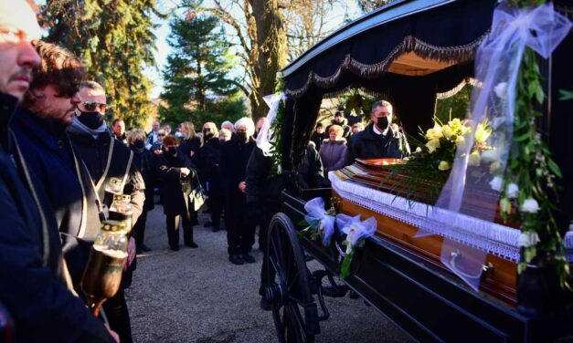 „Nem voltak sztárallűrjei, nem volt tartalom nélküli celeb” – így búcsúzott Babicsek Bernáttól Solymár polgármestere – fotók a temetésről