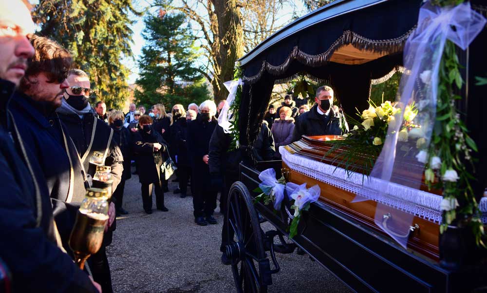 „Nem voltak sztárallűrjei, nem volt tartalom nélküli celeb” – így búcsúzott Babicsek Bernáttól Solymár polgármestere – fotók a temetésről