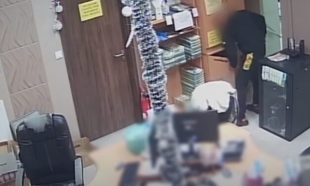 Kiszakították az irodai szekrény ajtaját, majd vittek mindent – Csak valamiről nagyon elfeledkeztek az újpesti tolvajok – videó