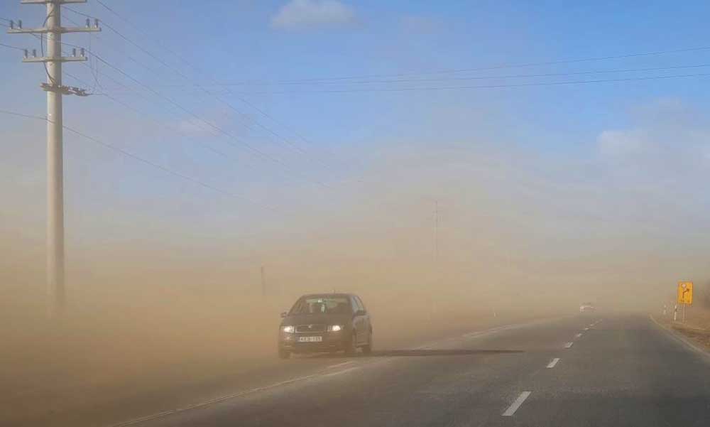 Döbbenetes sivatagi porvihar, ilyent ritkán látni a magyar utakon, az autósok is meglepődtek – Videó