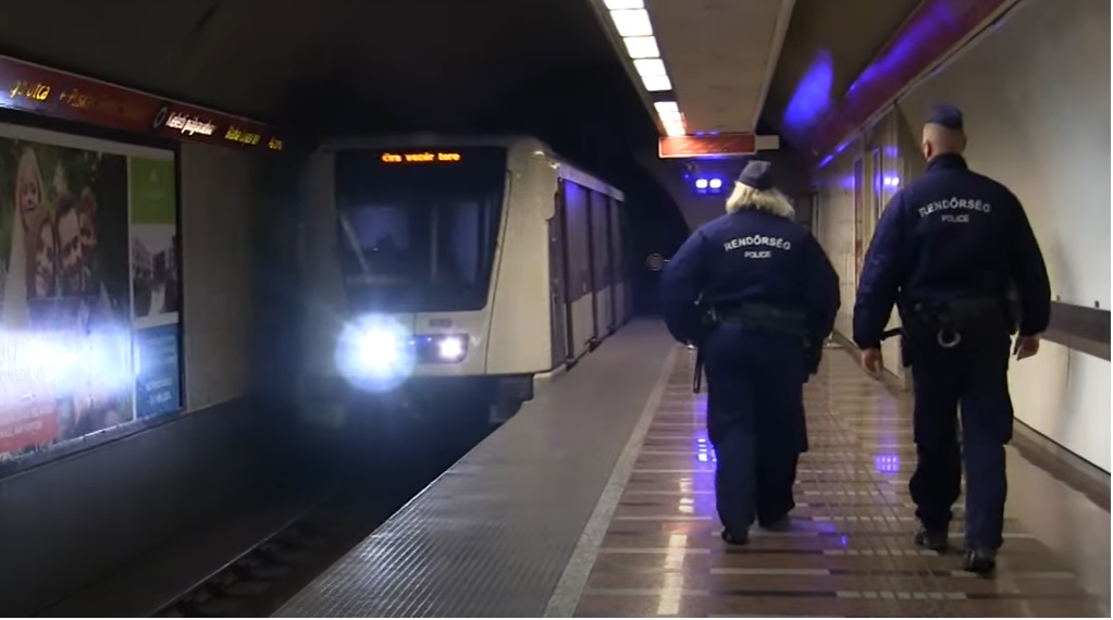 Az M2-es metró vonalán razziáztak a zsaruk – Két embert elő is állítottak, csak úgy röpködtek a helyszíni bírságok, volt, akihez  mentőt kellett hívni