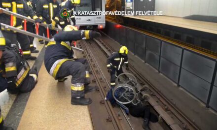Begurult egy kerekesszékes utas a metrósínek közé, a mentők a peronon élesztették újra