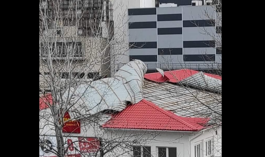 Ez nagyon durva: letépte a viharos szél egy Penny Market tetejét a 20. kerületben – Fotó