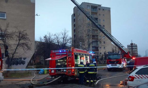 Kigyulladt egy lakás a hatodik emeleten, rengeteg tűzoltó érkezett a helyszínre