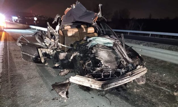 Csoda, hogy ezt mindenki túlélte: bepiálva rohant egy busz hátuljába egy BMW-s az M7-esen – Sokkoló fotók a helyszínről