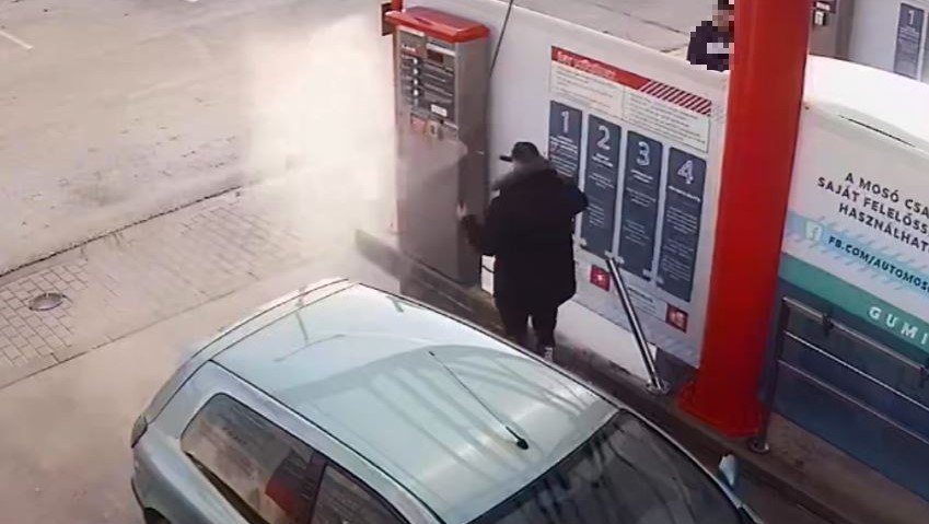 Belefújt a mosóautomata lyukába, 150 ezer forint kárt okozott a tisztogató férfi Érden