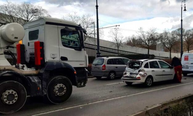 Ledarálta a betonkeverő a kisautót, közben egy BKV-busz durván telibe trafált egy furgont