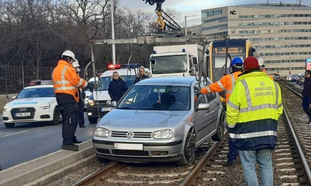 Bepánikolt az asszony és a villamossínekre ugratott a Golfjával, de mitől ijedt meg ennyire? – Fotók