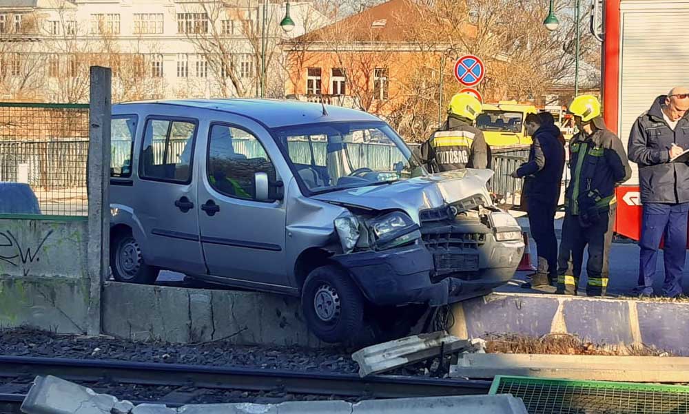 Belerongyolt az Opel a furgonba, a HÉV sínekre lökte az autót a rakparton